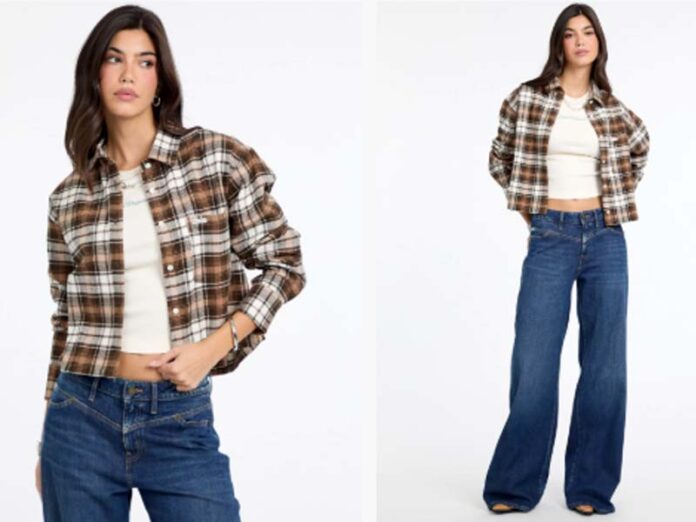 Девушка в джинсах и рубашке в клетку Guess Jeans 