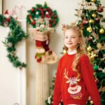 Balabala: встречаем праздники Девочка в красном джемпере с оленем