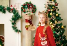 Balabala: встречаем праздники Девочка в красном джемпере с оленем