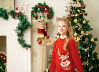 Balabala: встречаем праздники Девочка в красном джемпере с оленем