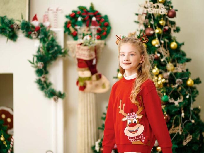 Девочка в красном джемпере с оленем