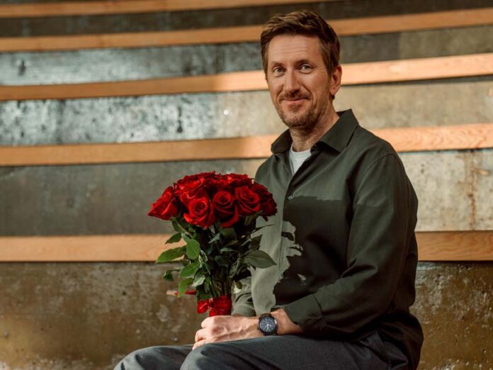 Кирилл Кяро с букетом роз