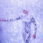 Futurione: Путь к мечте Futurione девушка в зеркальном костюме