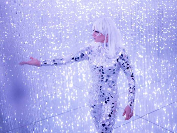 Futurione девушка в зеркальном костюме