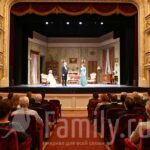 5 спектаклей ноября Зрители в театре смотрят классическую пьесу