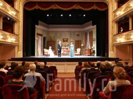 5 спектаклей ноября Зрители в театре смотрят классическую пьесу