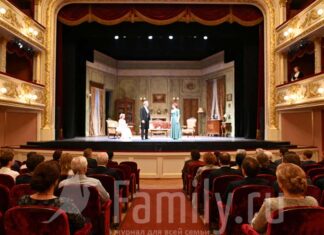 5 спектаклей ноября Зрители в театре смотрят классическую пьесу