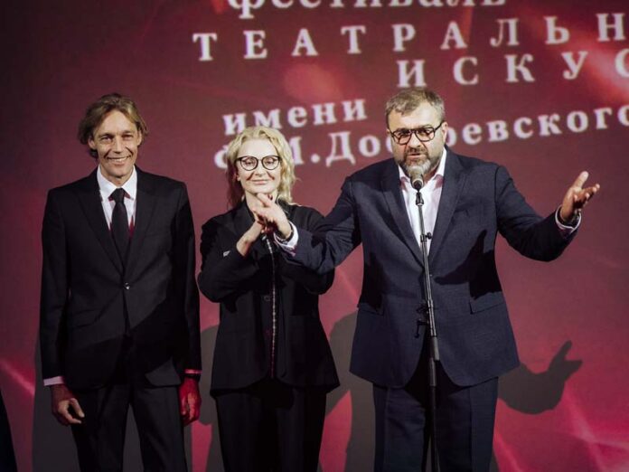 Михаил Пореченков, Максим Королёв и заместитель губернатора Новгородской области Елена Кирилова на открытии ХXIX Международного фестиваля театральных искусств имени Ф.М. Достоевского