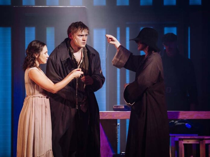 Сцена из спектакля Московского драматического театра им. Н.В. Гоголя «Преступление и наказание»