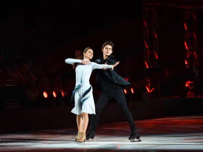 Фигуристы на льду