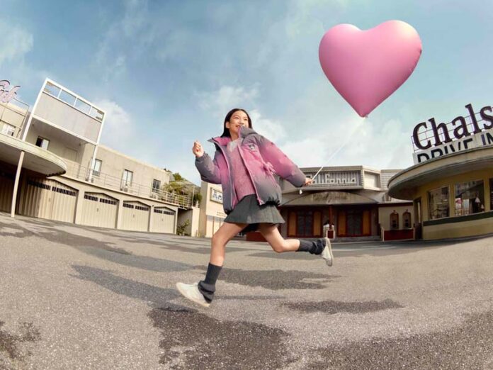 Девочка в куртке Balabala и юбочке прыгает