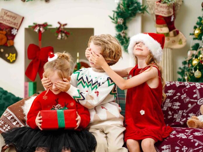 Дети ждут подарков на Новый год