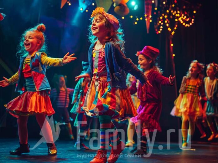 Дети танцуют и поют