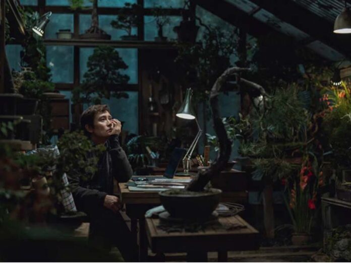 Ли Бён-хон в оранжерее