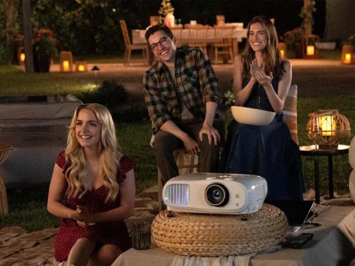 Films-ch1-dec-25-poster Актеры смотрят кино на природе