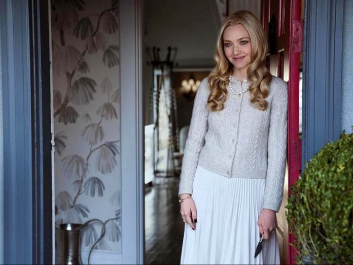 Аманда Сайфред в белом костюме