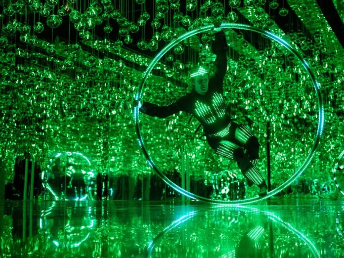 Акробат в круге