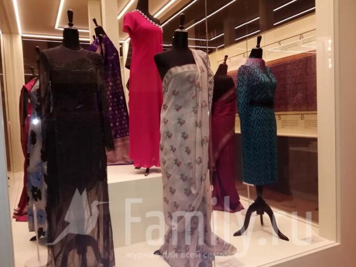 Дизайнерские платья на выставке в Царицыно