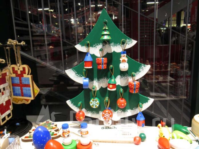 Елочка с игрушками