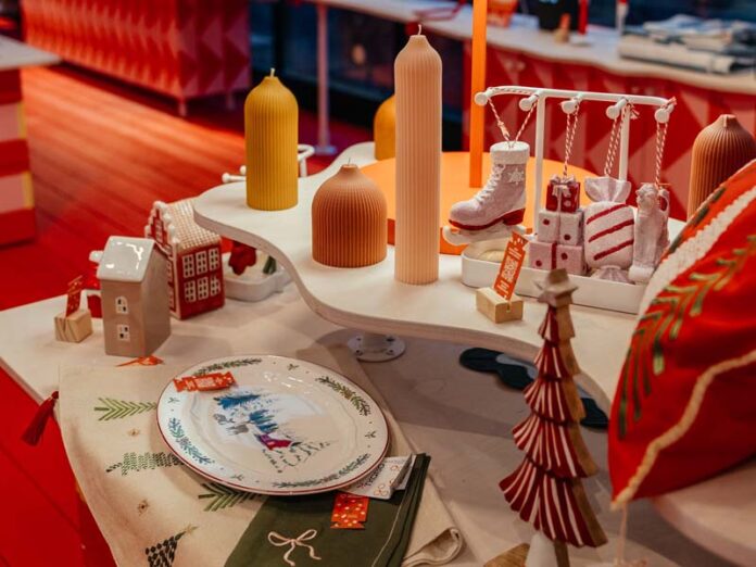 Свечки и елочные игрушки