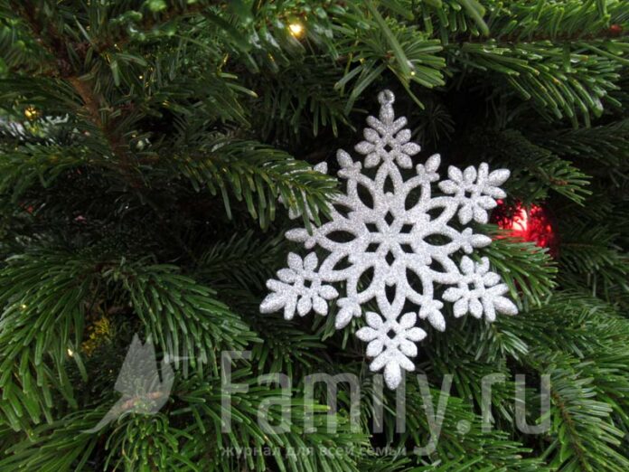 Снежинка на новогодней елке