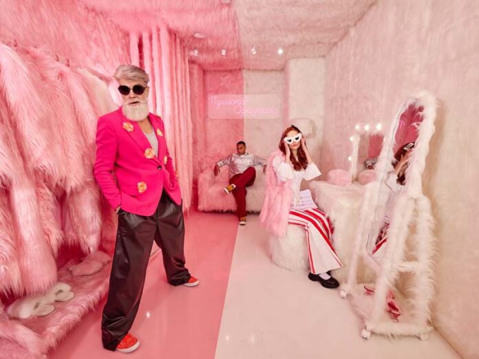 Люди в меховой комнате