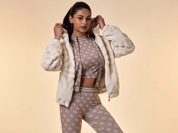 Девушка в одежде Guess