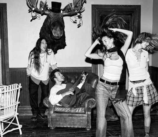 Модный декабрь: уютный праздник Guess Jeans декабрь 2025