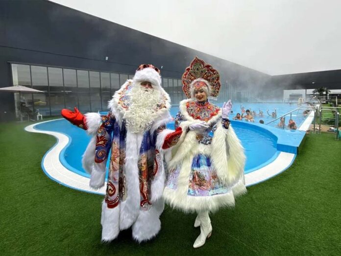 Дед Мороз и Снегурочка у бассейна