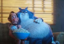 Фильмы зимы: от комедии до фантастики Кот и человек смотрят телевизор