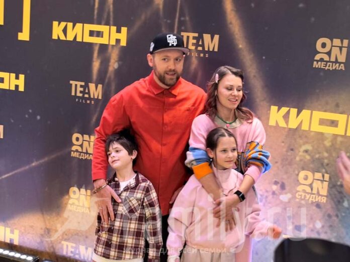 Денис Шведов с семьей на премьере сериала Резервация