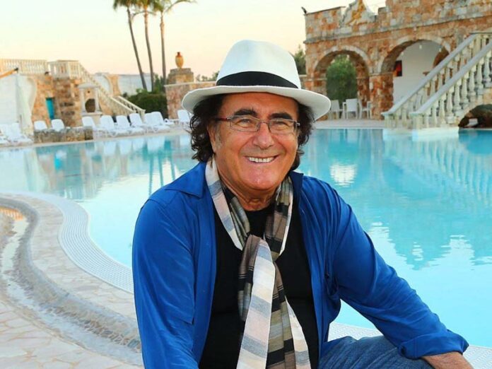 Аль Бано в шляпе у бассейна