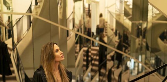 Фильмы февраля: мистика, ужасы и высокая мода Анджелина Джоли в зеркалах