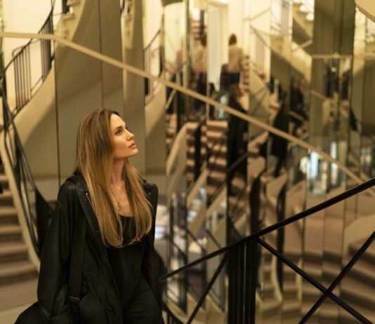 Фильмы февраля: мистика, ужасы и высокая мода Анджелина Джоли в зеркалах