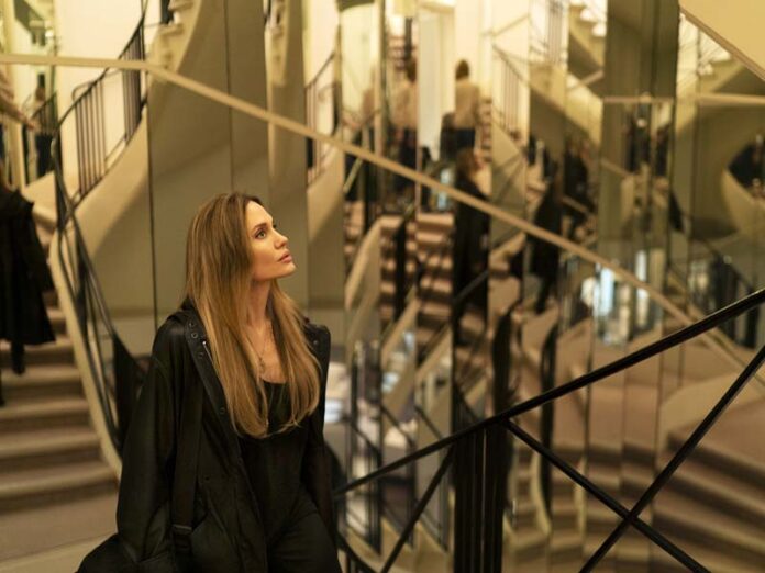 Анджелина Джоли в зеркалах