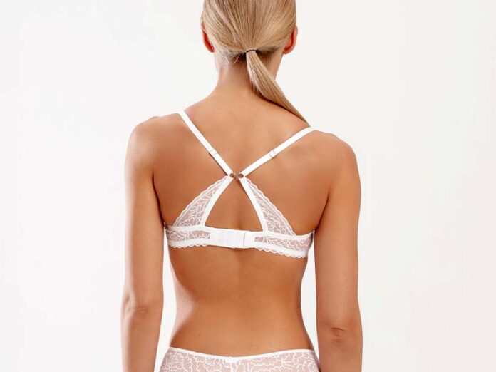 Девушка в бюстгальтере