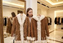 Спасаемся от морозов Девушка выбирает дубленку в магазине