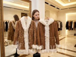 Спасаемся от морозов Девушка выбирает дубленку в магазине