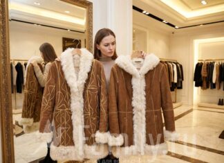 Спасаемся от морозов Девушка выбирает дубленку в магазине