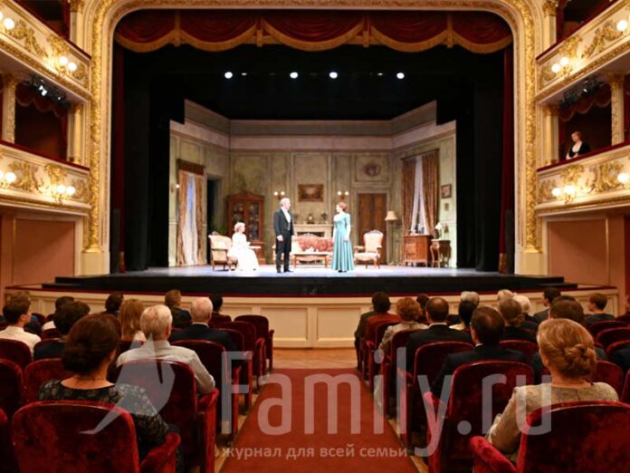 Зрители в театре смотрят спектакль