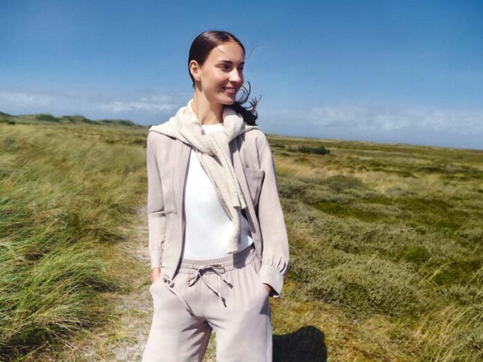 Девушка в спортивном костюме Том Тэйлор