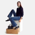 Benetton: деним как искусство Девушка в расклешённых джинсах