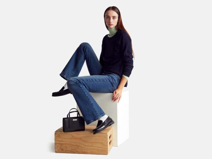 Девушка в расклешённых джинсах