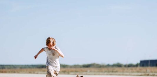 Кино марта: комедия, триллер и наука Мальчик с собакой