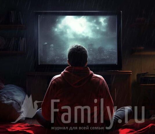 Кино онлайн: что смотреть весной? Парень перед телевизором