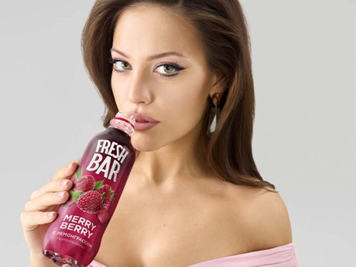 Дилара Зинатуллина с бутылкой Фреш Бар