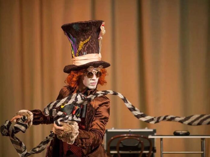 Безумный шляпник на сцене