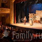 Театр в марте Люди в театре картинка