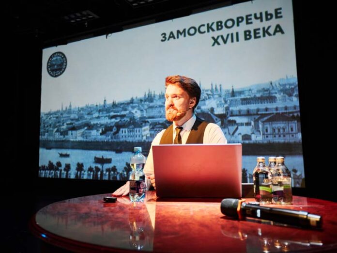 Сергей Кругликов читает лекцию