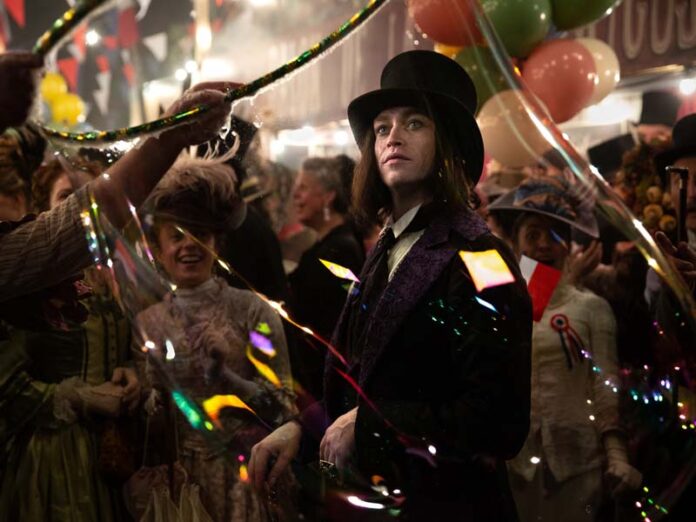 Калеб Лэндри Джонс в роли Дракулы